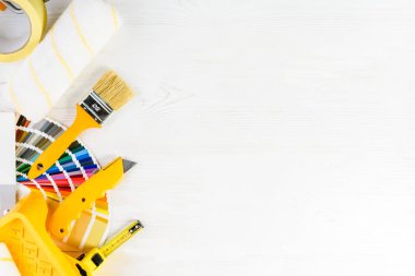 Alay kadar renk örnekleri kataloğu, fırça, yapışkan bant ve boya