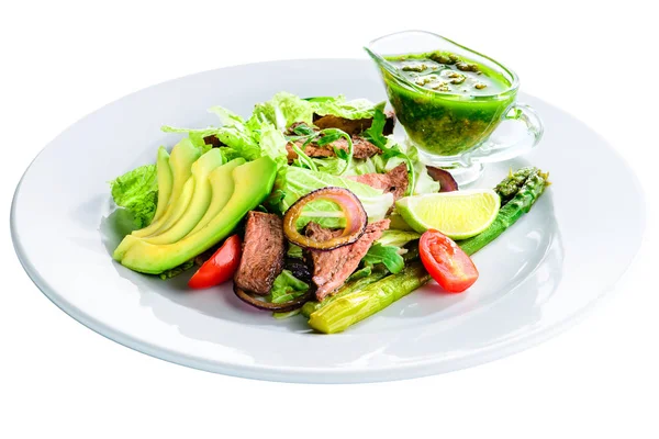 Deliciosa salada de carne verde com bife suculento assado, abacate e — Fotografia de Stock