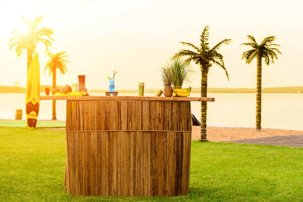 Bar counter on the beach at Hawaii. Glasses with cocktails, coco — Stock Photo, Image
