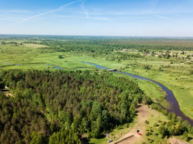 Parlak yeşil alan ile kıvırarak Nehri'nin güzel havadan görünümü
