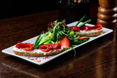 Lezzetli yemek. Taze ekmek ile biber sos ile saman