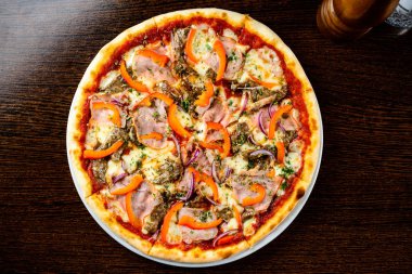 Pastırma, biber, peynir ve soğan sekmesinde ile lezzetli sıcak pizza