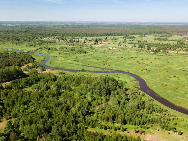 Parlak yeşil alan ile kıvırarak Nehri'nin güzel havadan görünümü — Stok fotoğraf