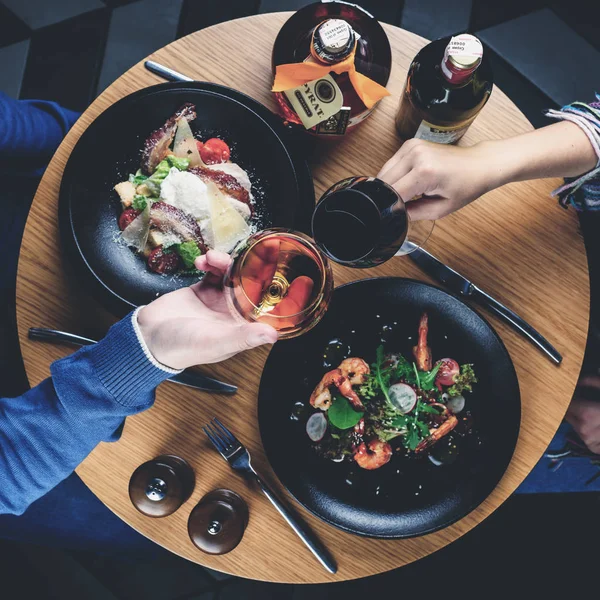 Coppia non identificata godendo di tempo durante la cena romantica nel — Foto Stock