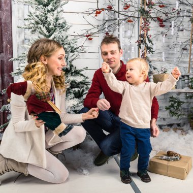 Portre pozitif mutlu genç anne ile küçük oğlu 