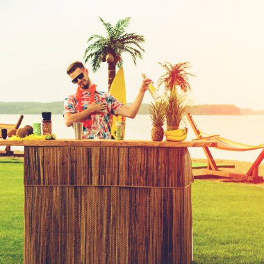 Barın yakınında duran yakışıklı barmen sayacı ve bir b holding