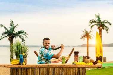 Barın yakınında duran yakışıklı Latin Amerika barmen sayaç 