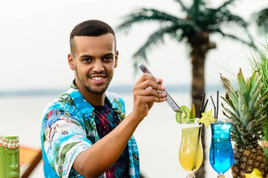 Barın yakınında duran yakışıklı Latin Amerika barmen sayaç,