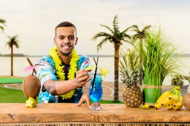 Barın yakınında duran yakışıklı Latin Amerika barmen sayaç,