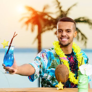 Barın yakınında duran yakışıklı gülümseyen Latin Amerika barmen 