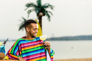 Yakışıklı, gülümseyen Meksika barmen ayakta tarih seçici odak 