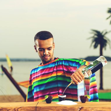 Renkli panço yakışıklı Meksika barmen tarih seçici odak