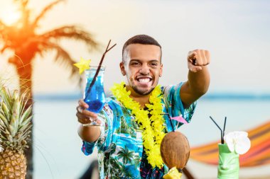 Barın yakınında duran yakışıklı gülümseyen Latin Amerika barmen 