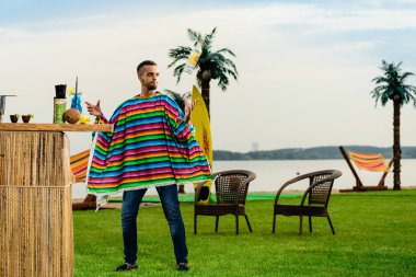 Renkli panço yakışıklı olumlu Meksika barmen atar