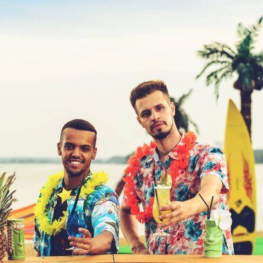 Yakışıklı beyaz barmen ve Latin Amerika barmen ayakta 