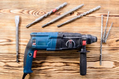 Perforator matkaplar üzerinde ahşap masa, top ve görünümü, düz. Kavramı o