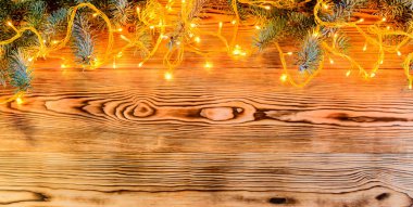 Noel ışık arka plan ile çam dalları, boşaltmak için