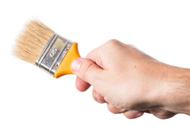 Açık renkli bir boya fırçası tutan adam el