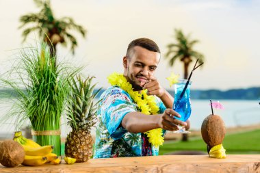 Barın yakınında duran yakışıklı gülümseyen Latin Amerika barmen 