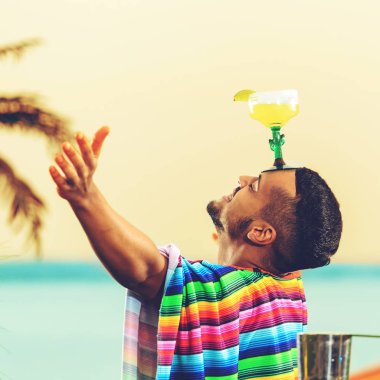 Ba üzerinde duran yakışıklı Meksika barmen tarih seçici odak