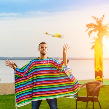 Renkli panço yakışıklı olumlu Meksika barmen atar