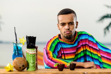 Ön bar üzerinde duran yakışıklı Meksika barmen görünümünü cou