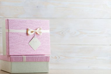 Ahşap bir arka planda hediye kutusu