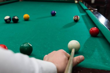 Bilardo havuzu oyun, atlet ile işaret yakın çekim,