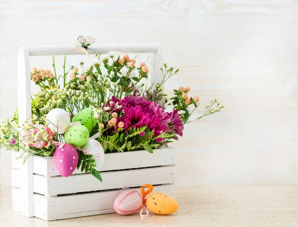 Blumenkomposition mit Ostereiern, frohe Ostern — Stockfoto