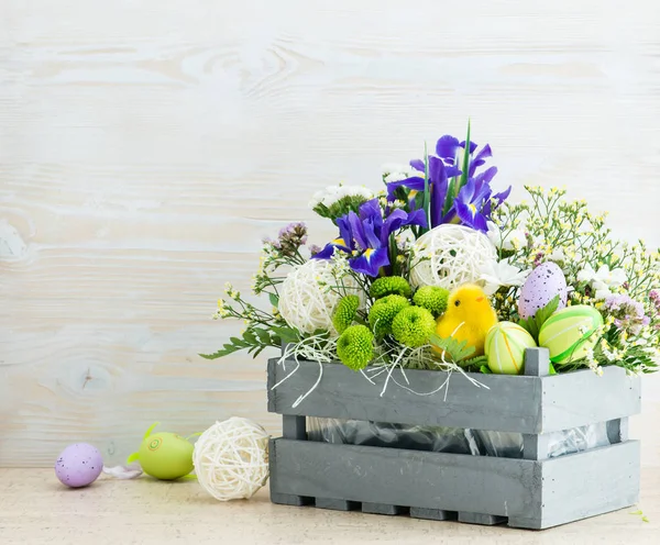 Blumenkomposition mit Ostereiern, frohe Ostern — Stockfoto