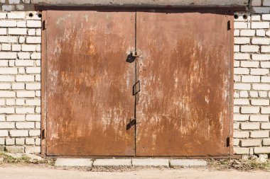 Rust aşınmış paslı metal geçit kilitli
