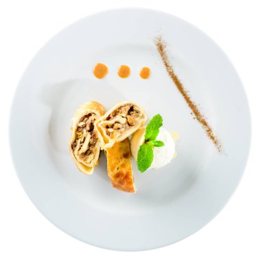 Apple strudel fındık, Kuru üzüm, tarçın ve pudra şekeri ile olduğunu