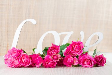 Sevgililer günü hediye kutusu, mektuplar aşk ve çiçekler konseptiyle 