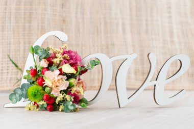 Sevgililer günü hediye kutusu, mektuplar aşk ve çiçekler konseptiyle 