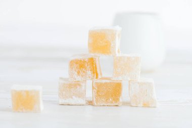 Doğu tatlılar lokum beyaz bir arka plan üzerinde