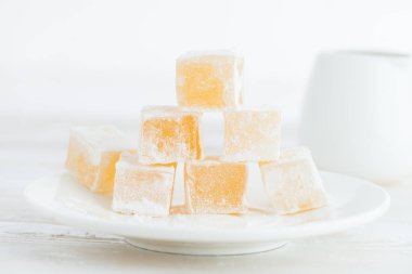 Doğu tatlılar lokum beyaz bir arka plan üzerinde