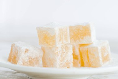 Doğu tatlılar lokum beyaz bir arka plan üzerinde