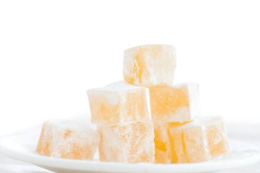 Doğu tatlılar lokum beyaz bir arka plan üzerinde