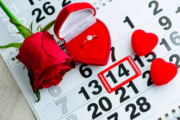 Anillo Compromiso Corazón Calendario Febrero Regalo Para Día San Valentín —  Fotos de Stock