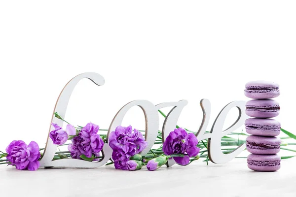 Valentinstag Konzept mit Makronen, Buchstaben Liebe und Blume i — Stockfoto