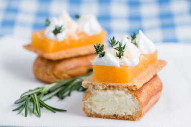 Lezzetli pasta tatlı krem dekore edilmiş kesim