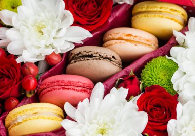 Çiçek arka plan, çiçekler ve macaroons ve yakın çekim