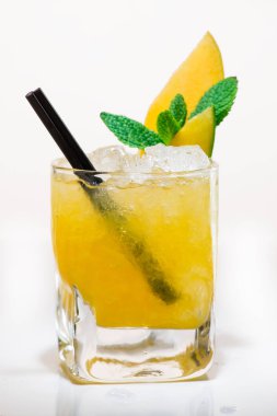 Mango ve nane hafif bir arka plan üzerinde egzotik kokteyl