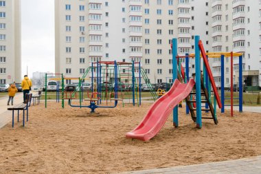 Bahçedeki çocuk slayt