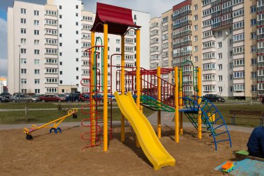 Bahçedeki çocuk slayt