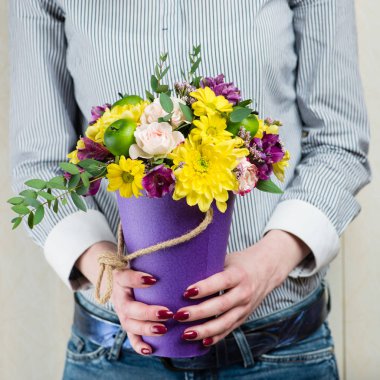 Çiçek düzenleme kutusu koni erkek taze çiçekler ile ha