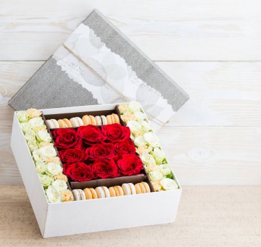 Çiçekler ve bademli kurabiye kutusu