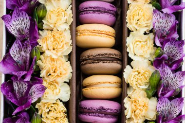 Çiçekler ve bademli kurabiye kutusu