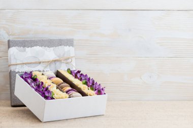 Çiçekler ve bademli kurabiye kutusu