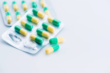 Beyaz bir arka plan üzerinde dağınık kapsül yığını 